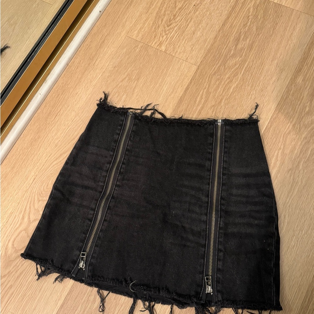 Boyish Black Denim Mini Skirt with Zipper Accents